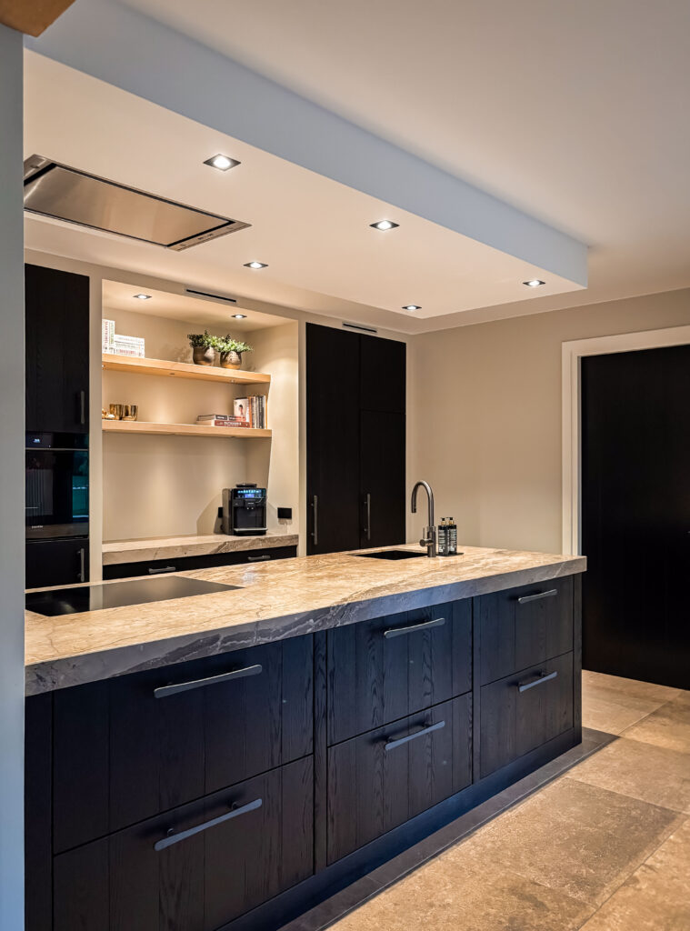 Hotel chique interieurontwerp in Reutum met luxe materialen, warme kleuren en een stijlvolle uitstraling.