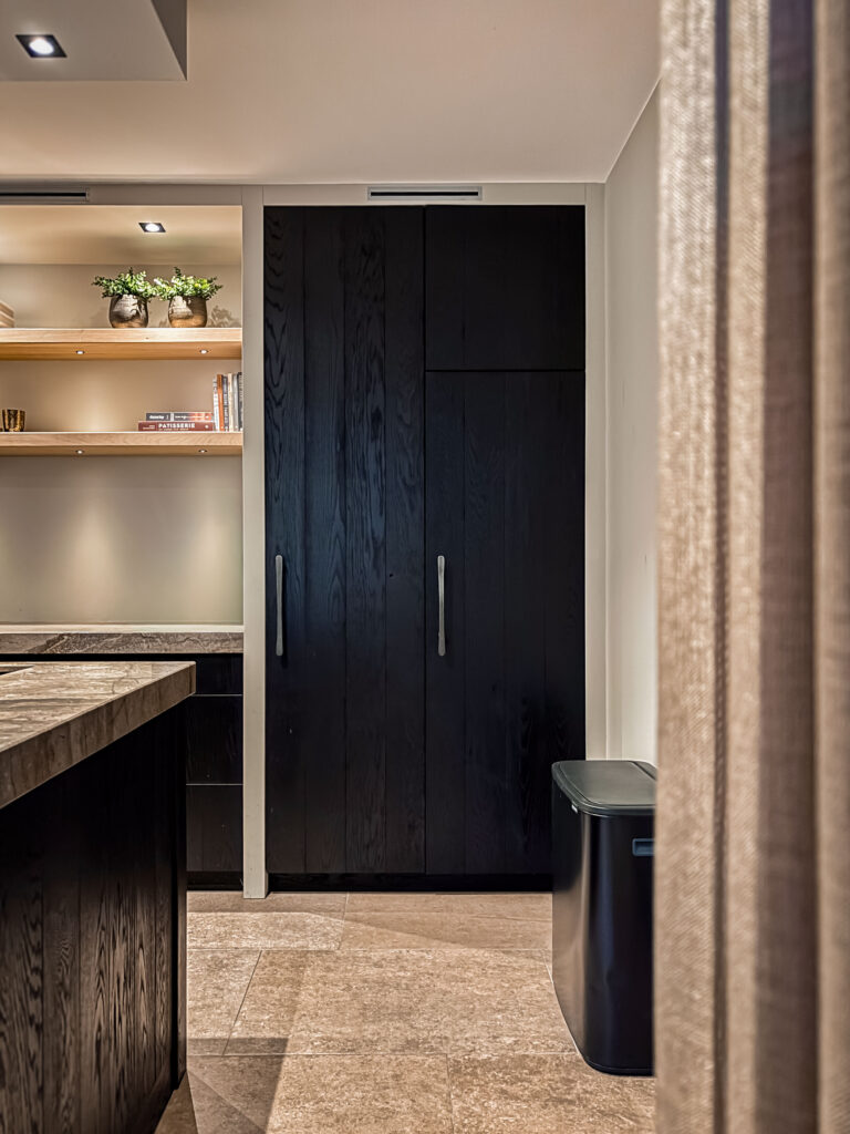 Hotel chique interieurontwerp in Reutum met luxe materialen, warme kleuren en een stijlvolle uitstraling.