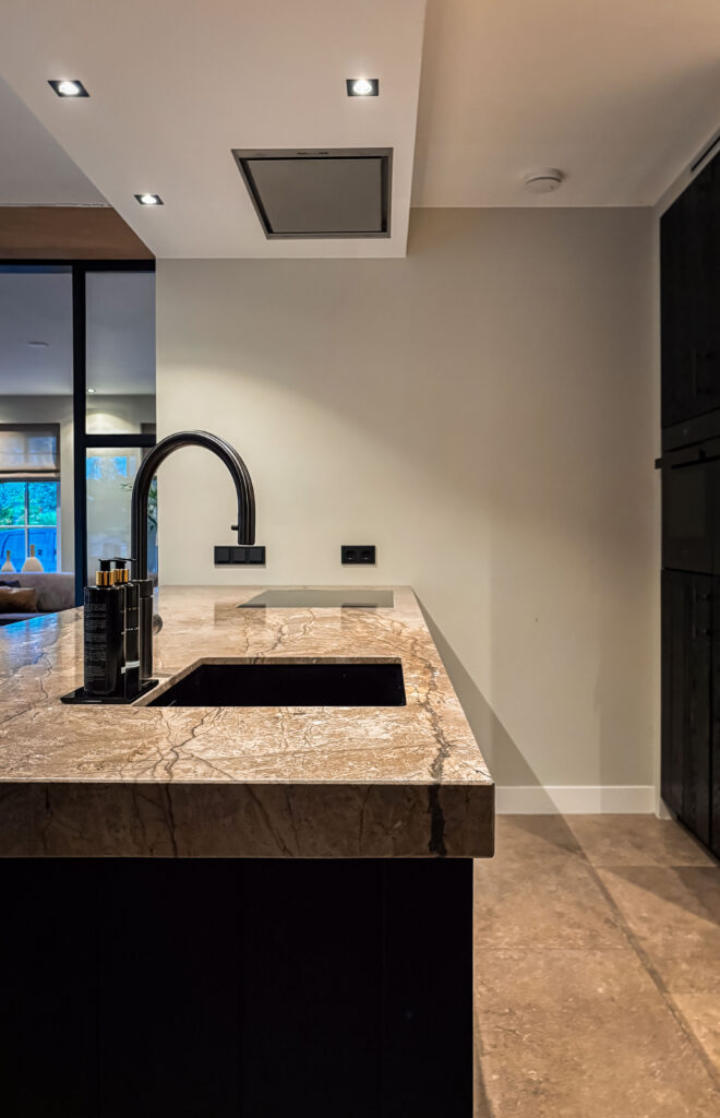 Hotel chique interieurontwerp in Reutum met luxe materialen, warme kleuren en een stijlvolle uitstraling.