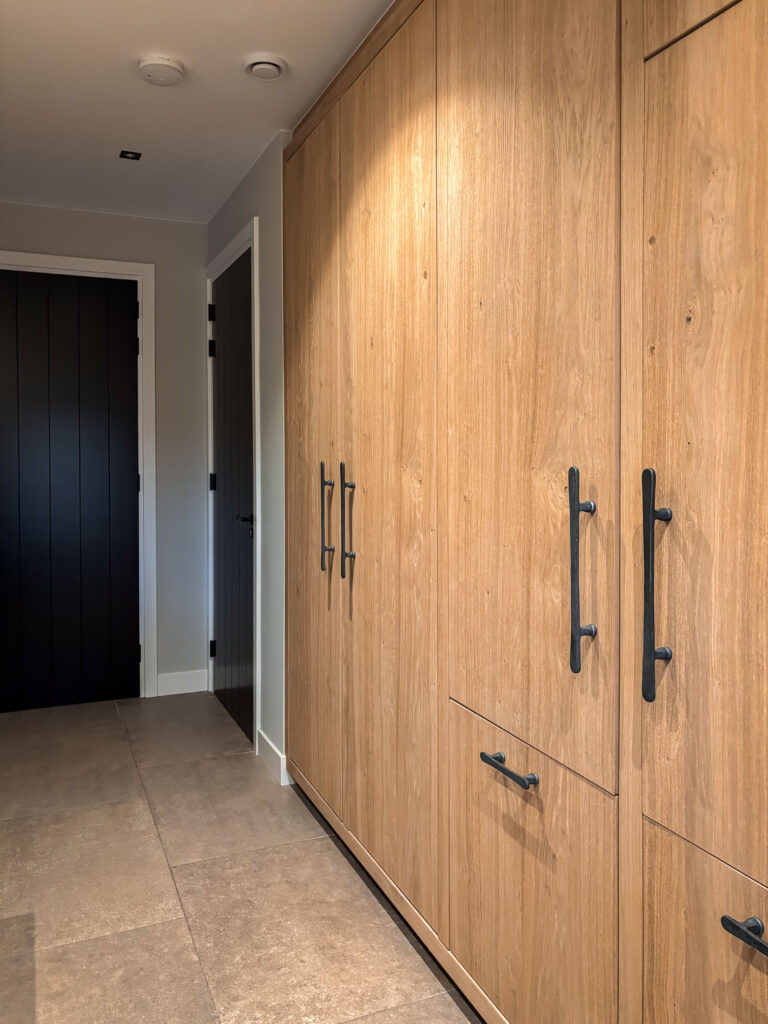 Hotel chique interieurontwerp in Reutum met luxe materialen, warme kleuren en een stijlvolle uitstraling.
