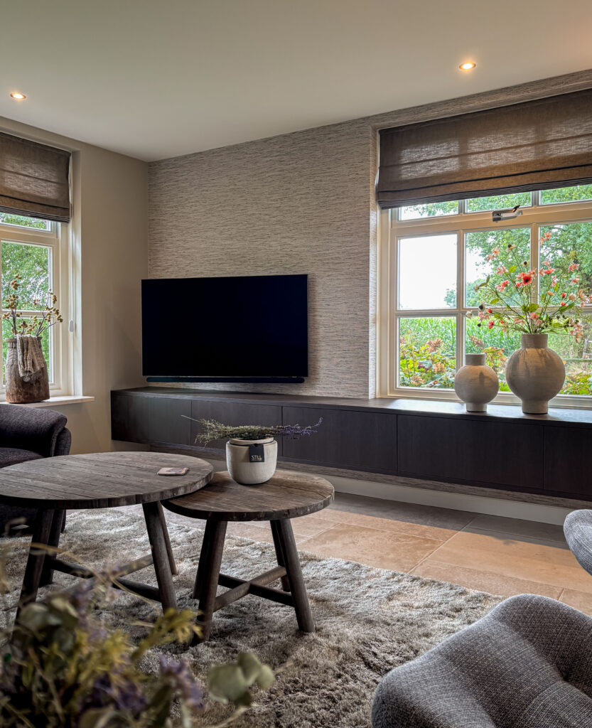 Landelijk interieurontwerp in Nutter met warme kleuren, natuurlijke materialen en een ruime leefkeuken.