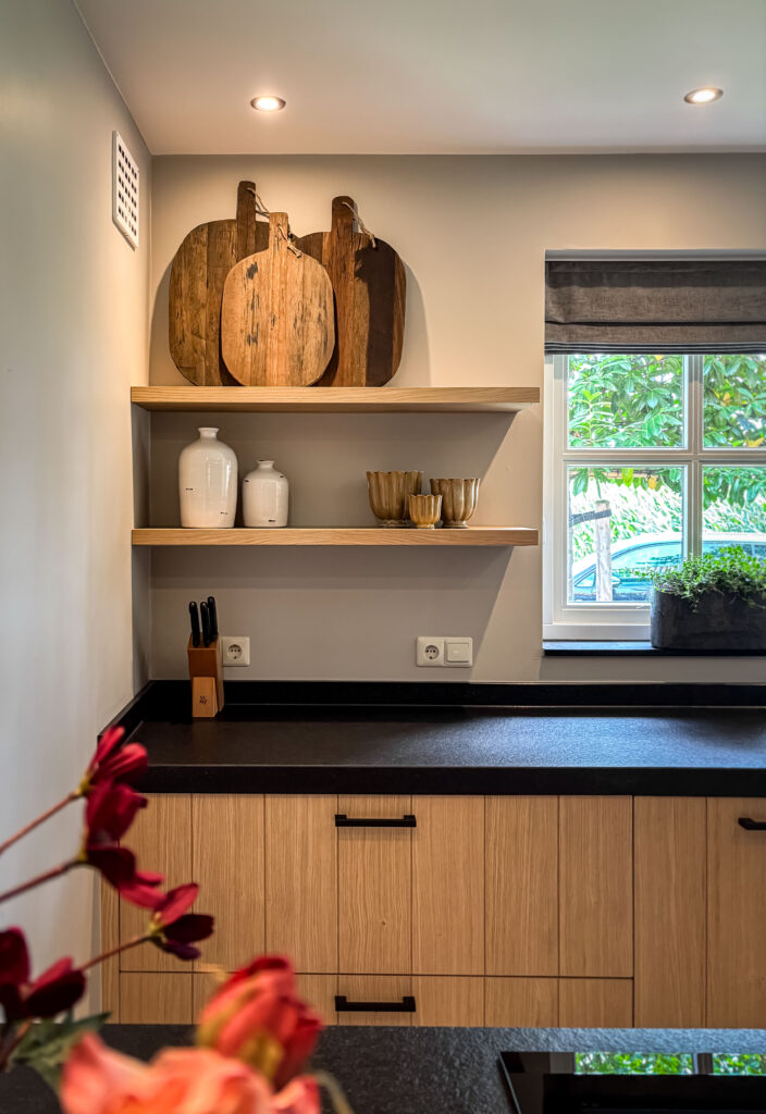 Landelijk interieurontwerp in Nutter met warme kleuren, natuurlijke materialen en een ruime leefkeuken.