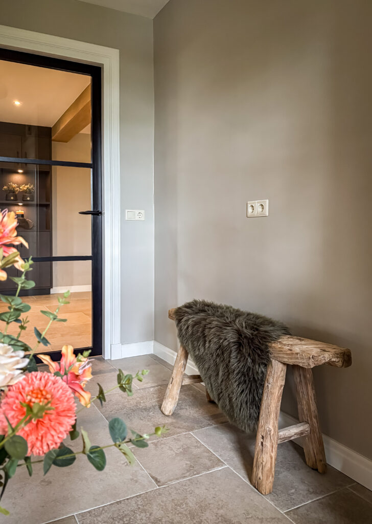 Landelijk interieurontwerp in Nutter met warme kleuren, natuurlijke materialen en een ruime leefkeuken.