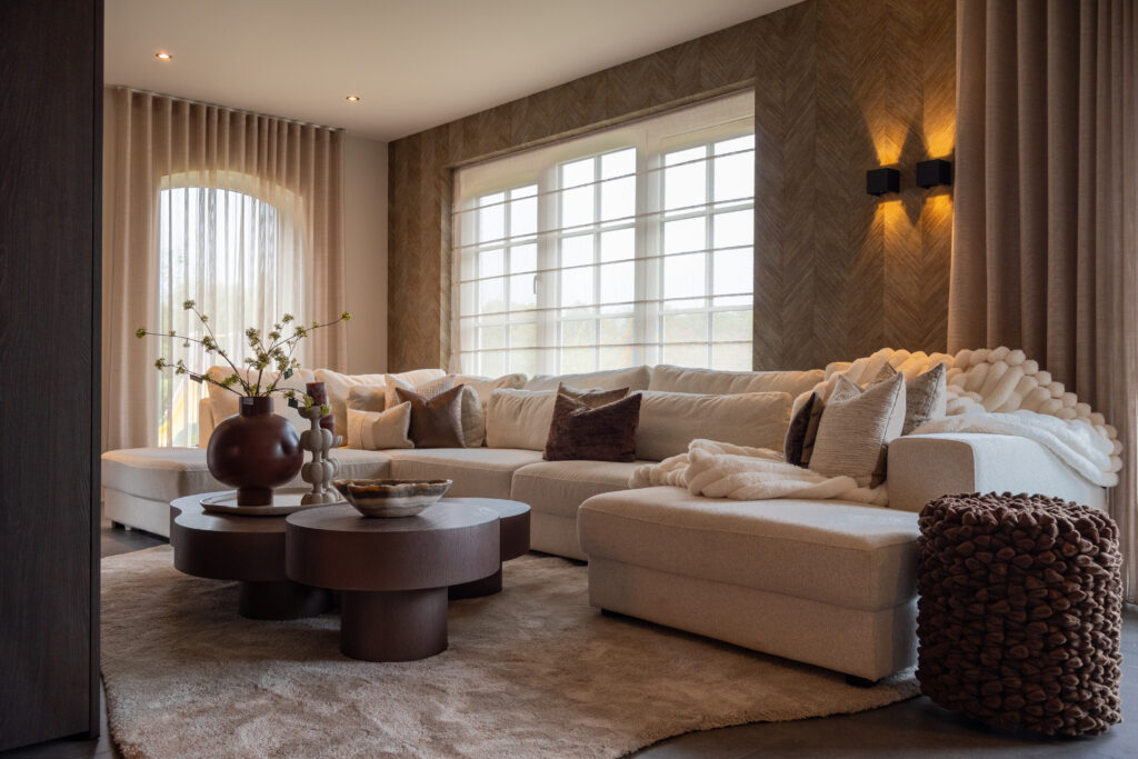 Gezinswoning in Tilligte met stijlvolle roomdivider en hotel chique sfeer