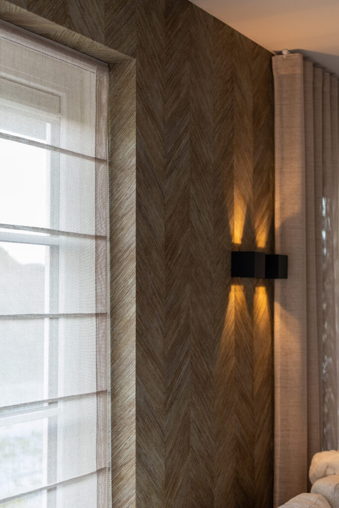 Gezinswoning in Tilligte met stijlvolle roomdivider en hotel chique sfeer