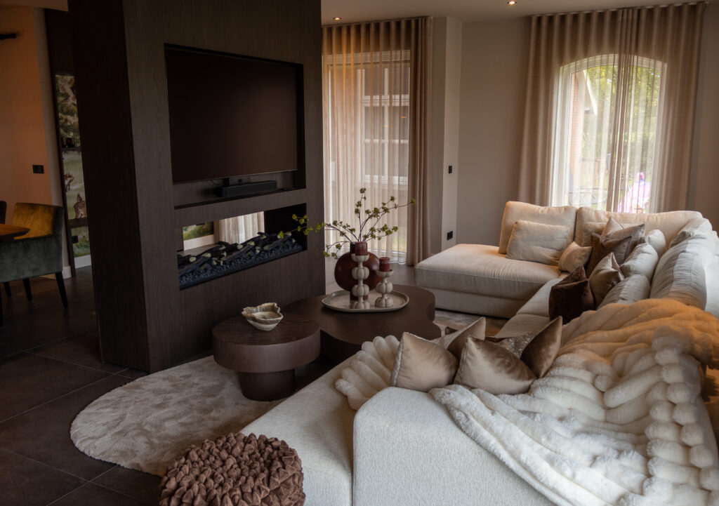 Gezinswoning in Tilligte met stijlvolle roomdivider en hotel chique sfeer