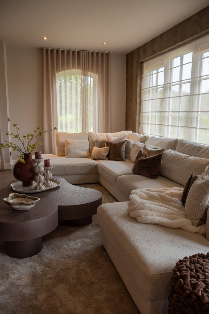 Gezinswoning in Tilligte met stijlvolle roomdivider en hotel chique sfeer