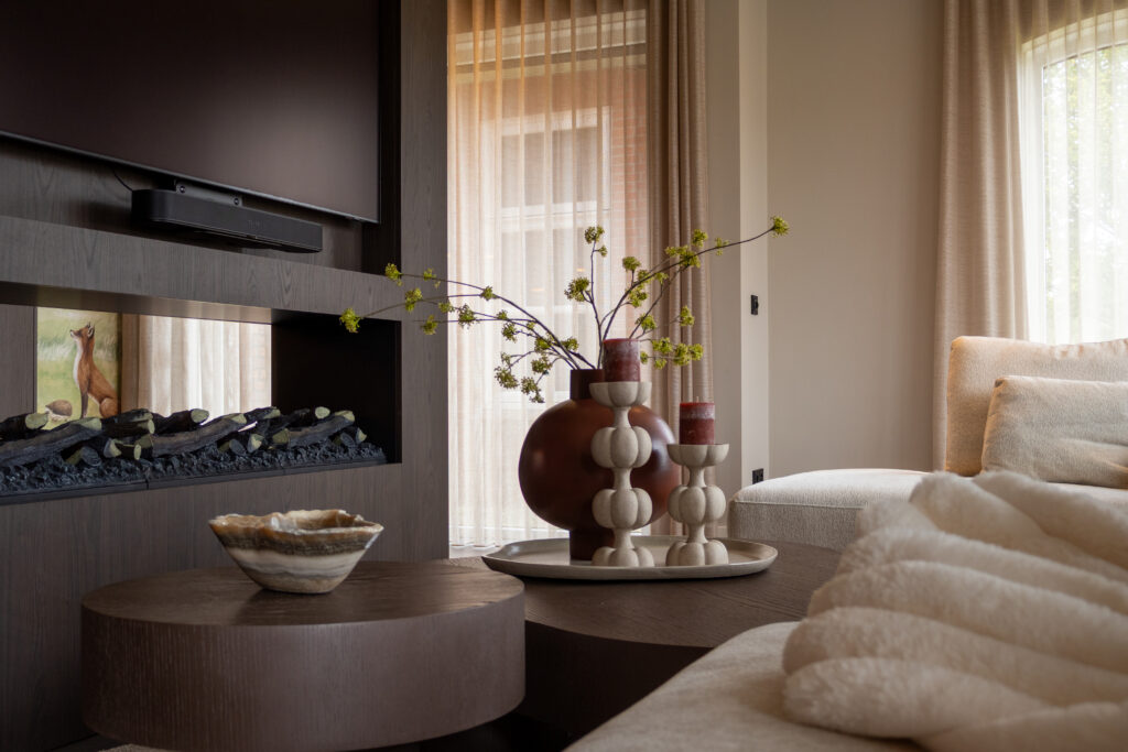 Gezinswoning in Tilligte met stijlvolle roomdivider en hotel chique sfeer