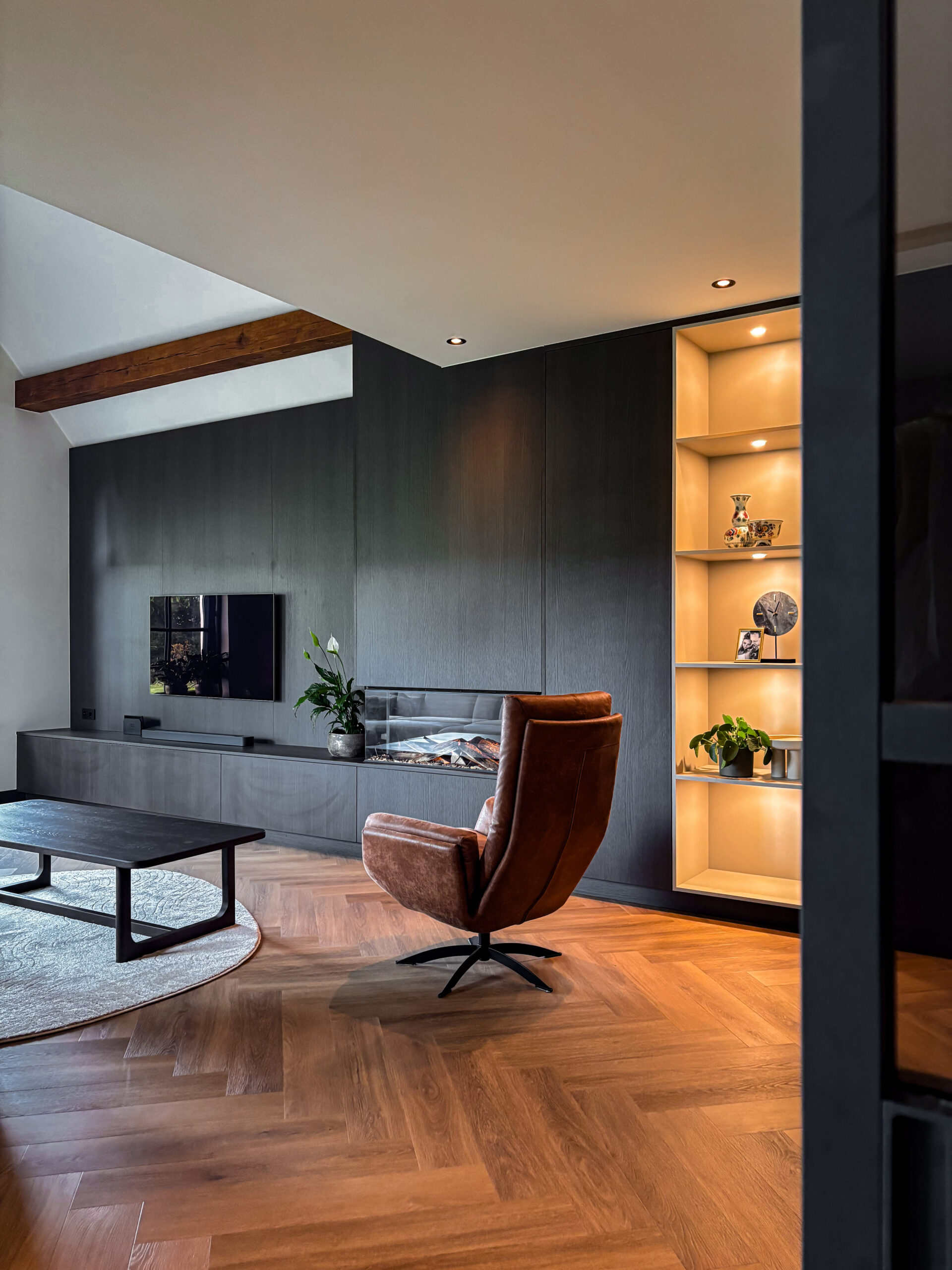 Maatwerk kastenwand in woonkamer van nieuwbouwwoning in Ootmarsum