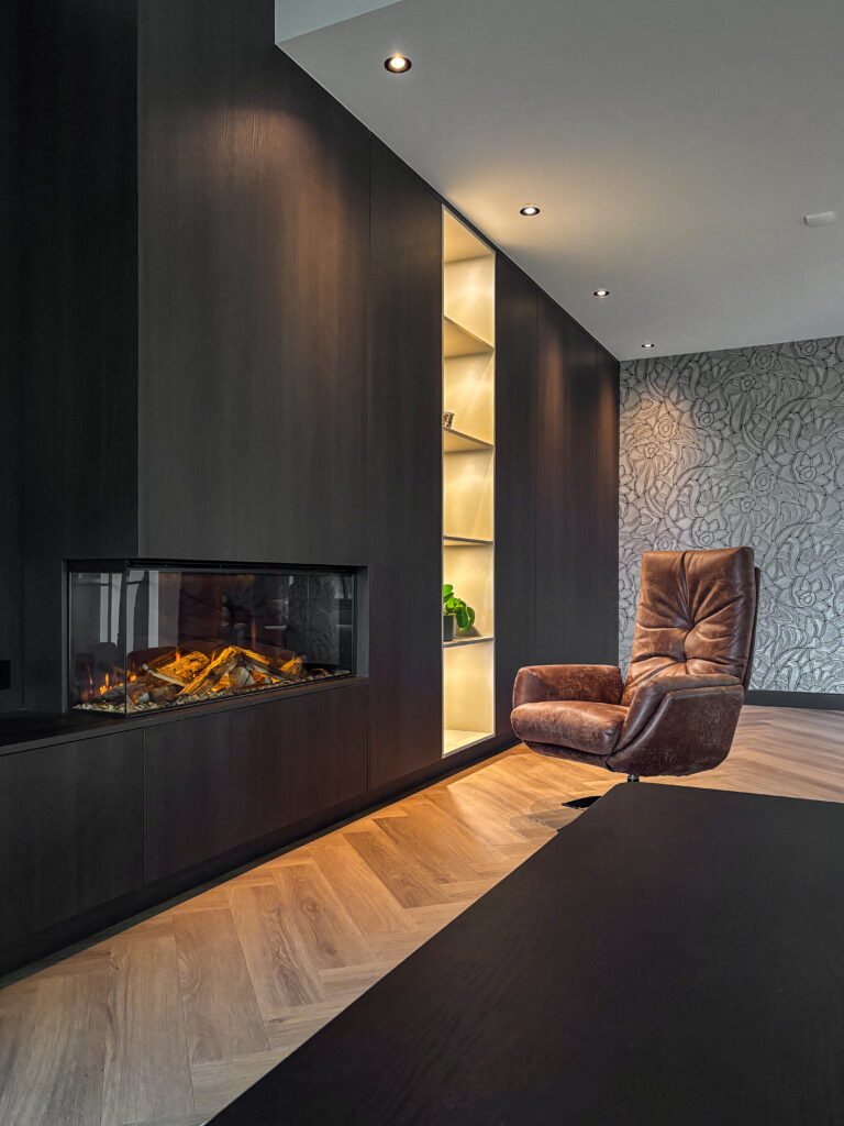 Maatwerk kastenwand in woonkamer van nieuwbouwwoning in Ootmarsum