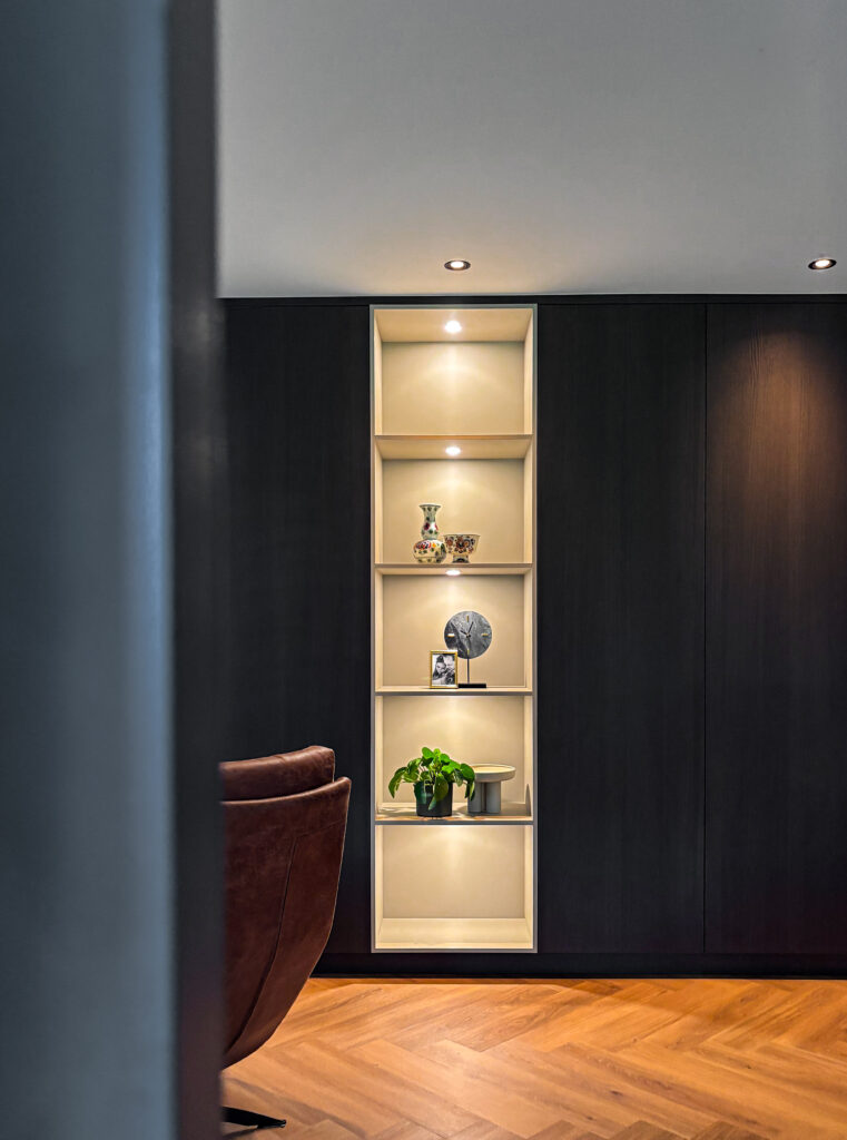 Maatwerk kastenwand in woonkamer van nieuwbouwwoning in Ootmarsum
