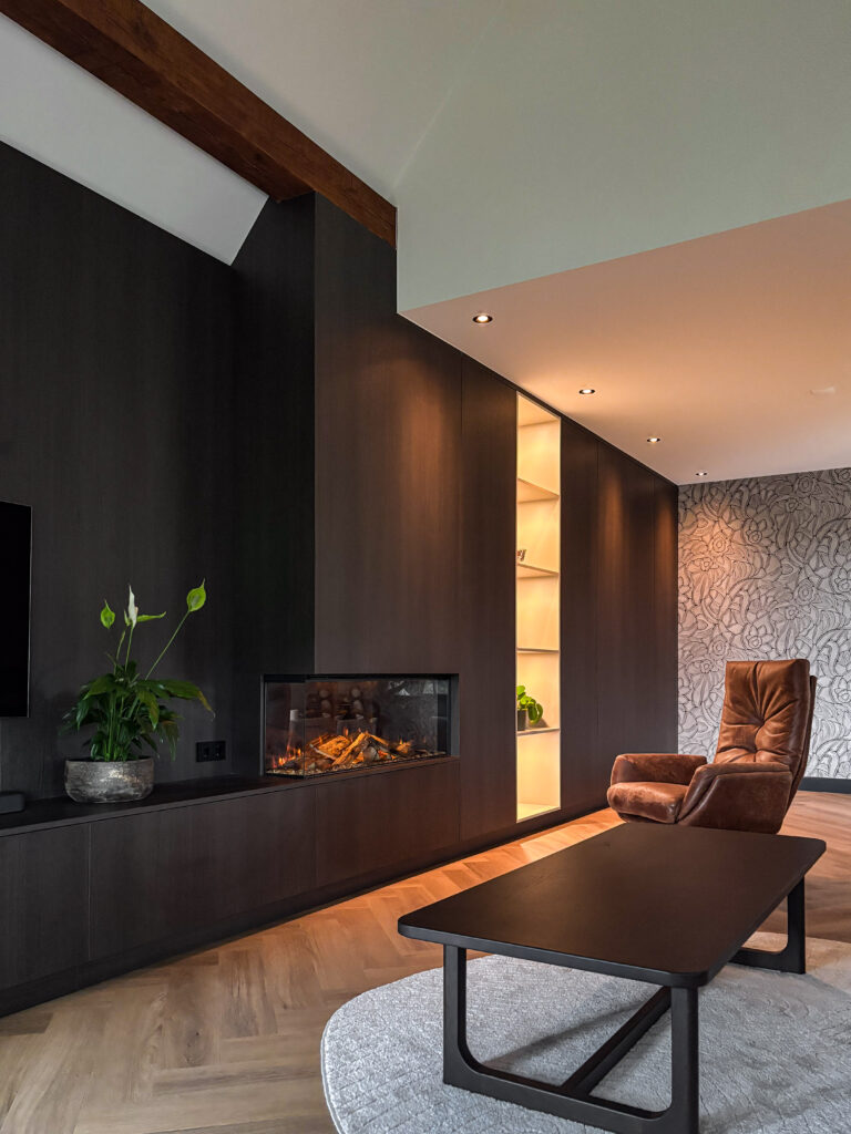 Maatwerk kastenwand in woonkamer van nieuwbouwwoning in Ootmarsum