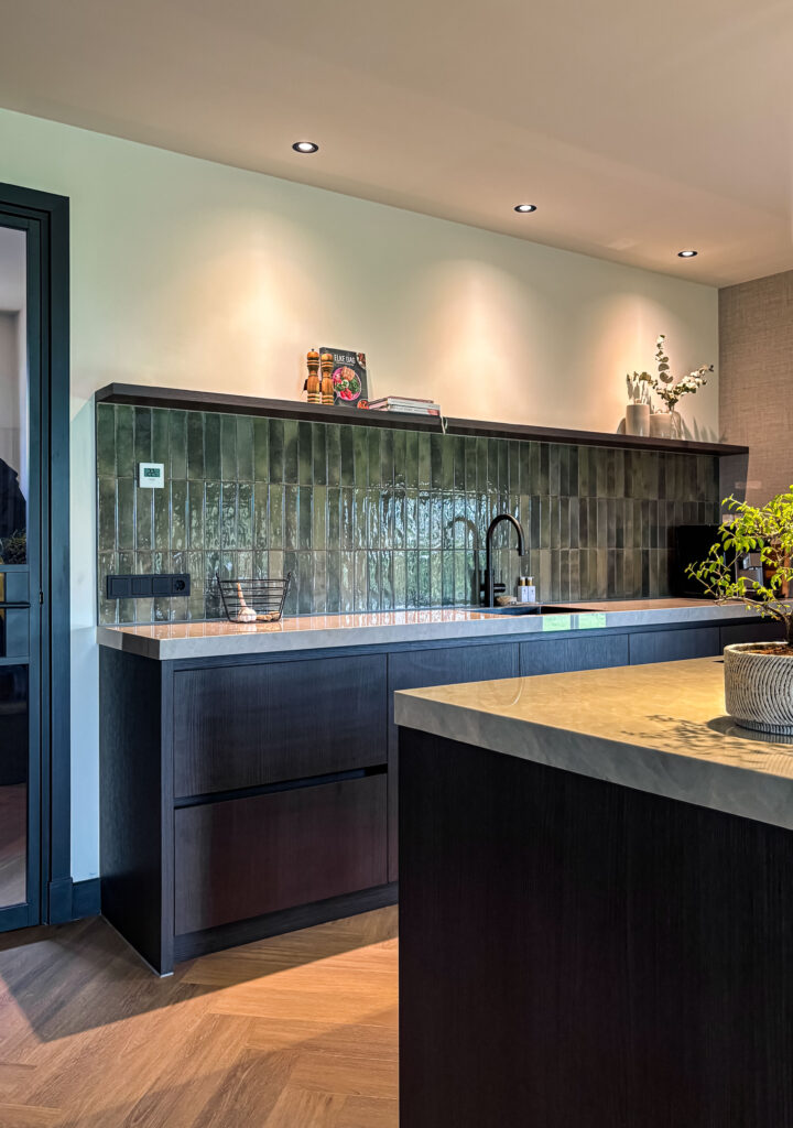 Maatwerk keuken met hoge kastenwand in nieuwbouwwoning in Ootmarsum