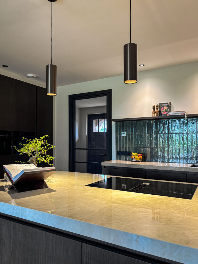 Maatwerk keuken met hoge kastenwand in nieuwbouwwoning in Ootmarsum
