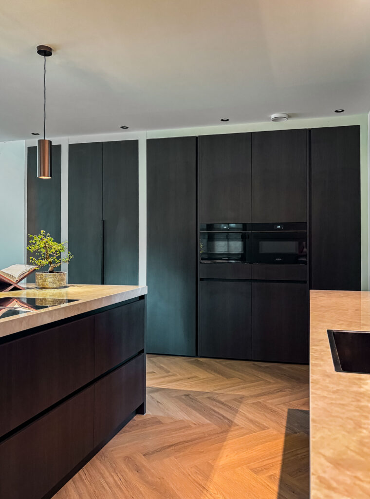 Maatwerk keuken met hoge kastenwand in nieuwbouwwoning in Ootmarsum