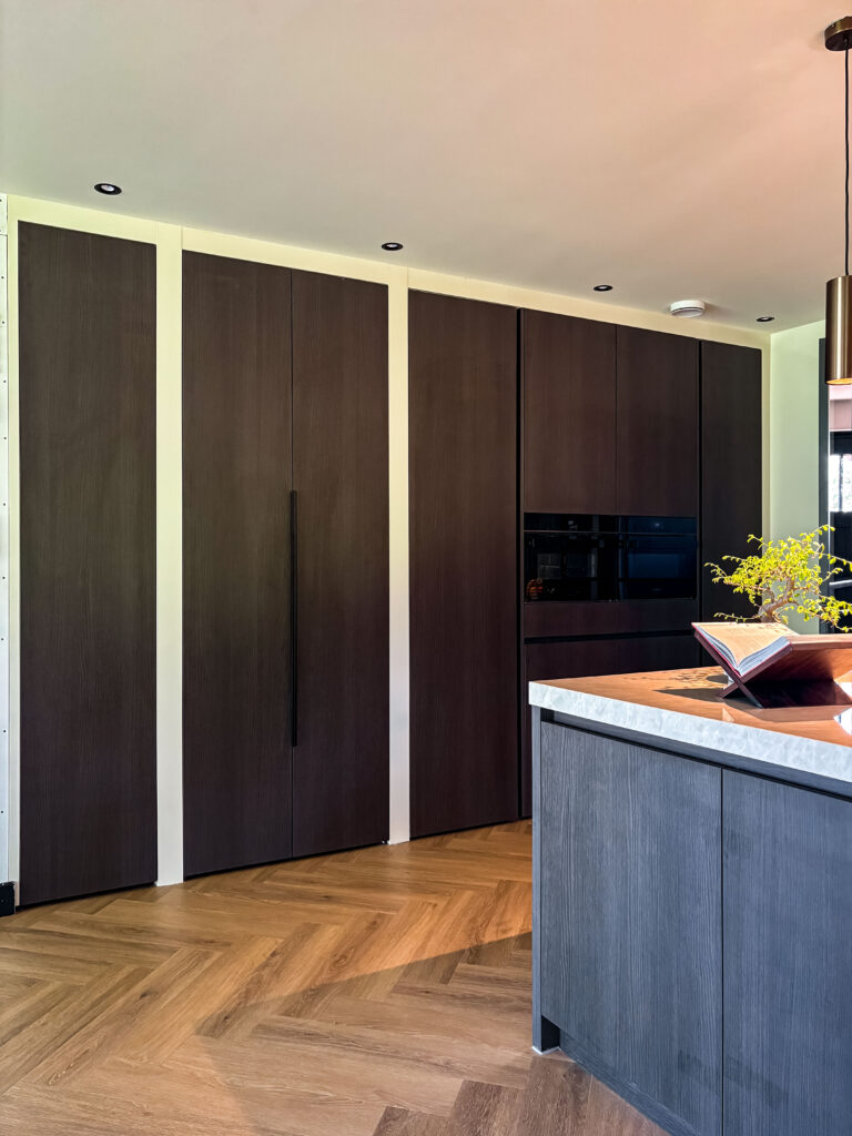 Maatwerk keuken met hoge kastenwand in nieuwbouwwoning in Ootmarsum